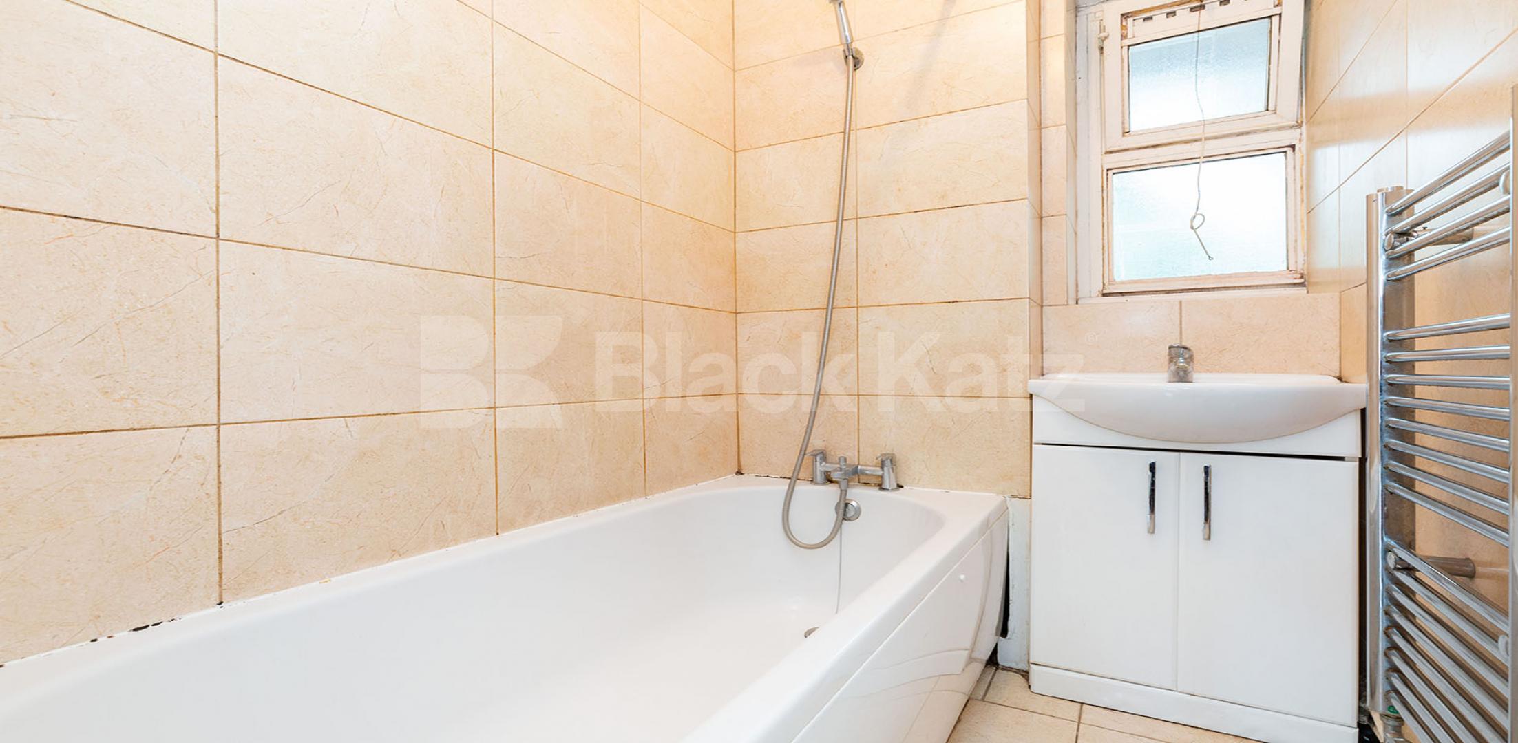 3 good size double bedrooms plus a spacious lounge in hackney Amhurst Road, Hackney